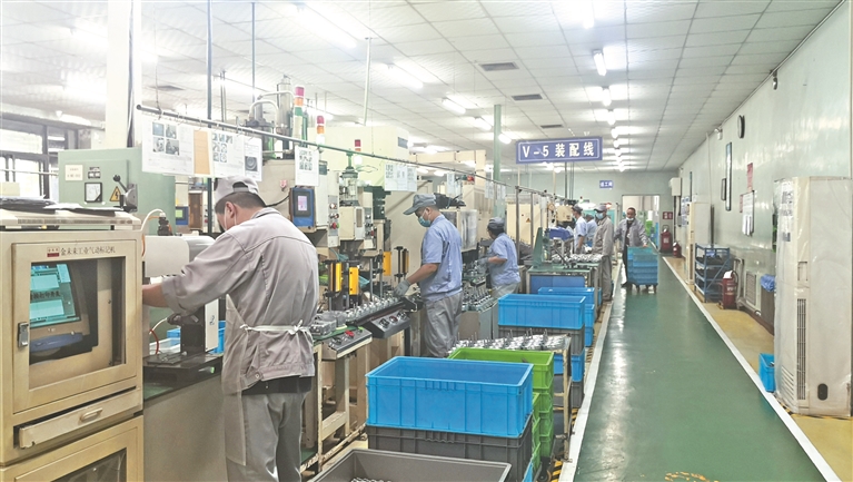 稳经济 促发展 强信心 牡丹江富通汽车空调生产组装忙