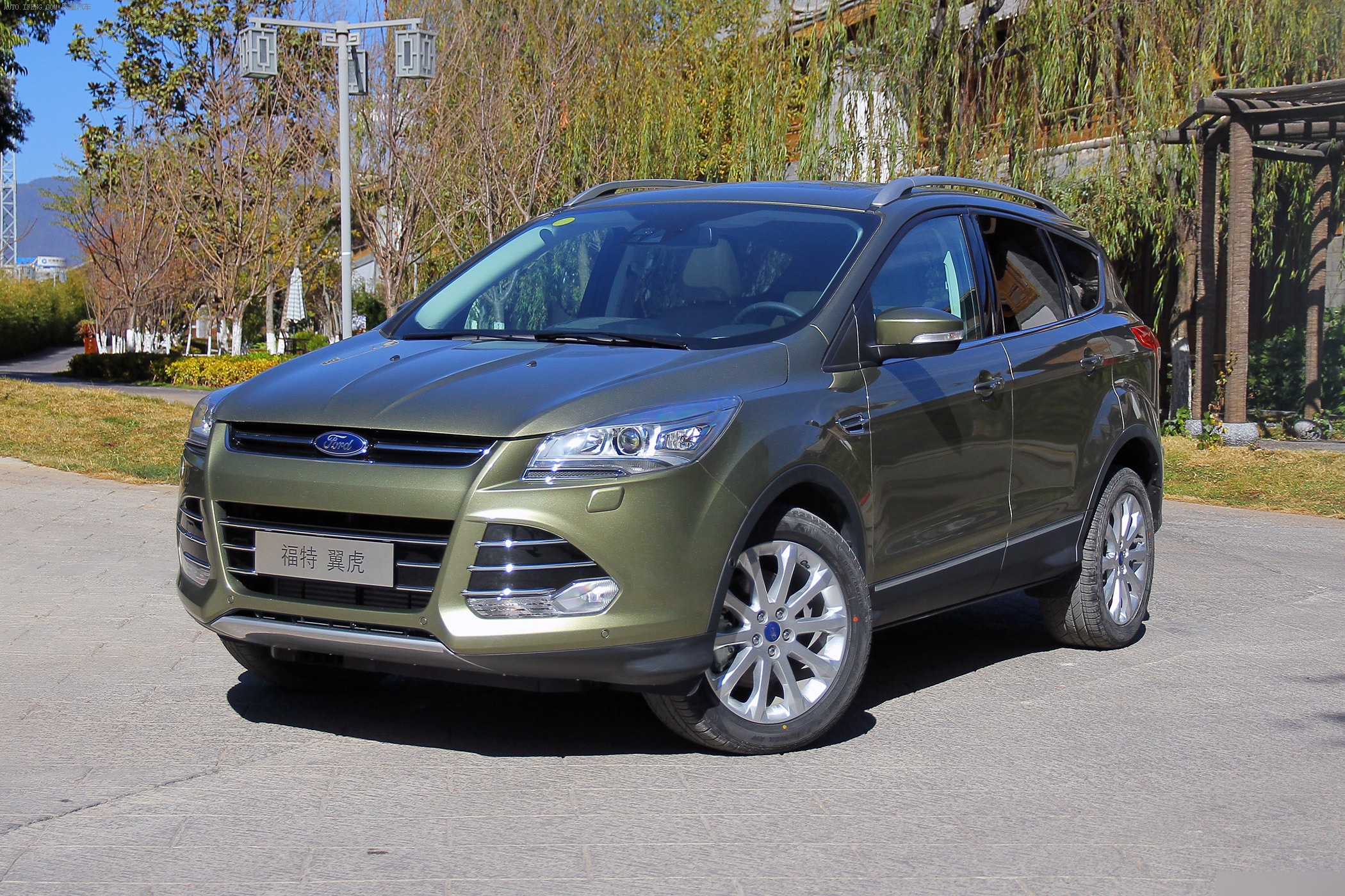 福特翼虎油箱盖开关在哪个位置