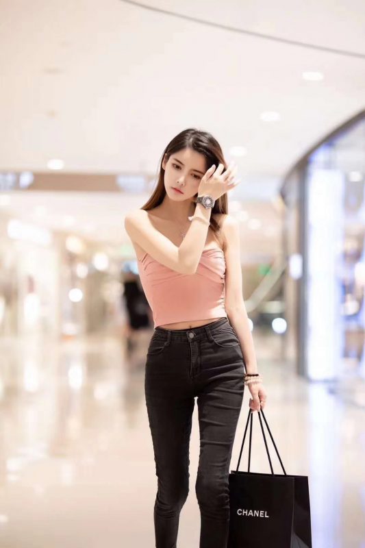 上海模特-商务预约:姑娘穿衣服秀美腿搭配很显眼