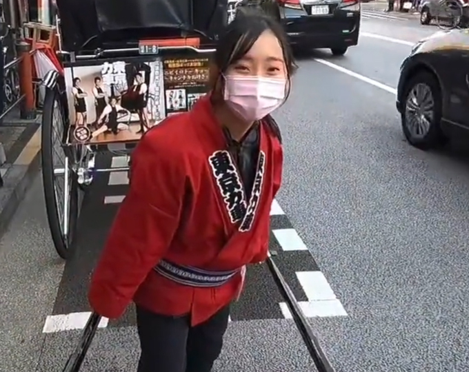 一群日本小姐姐,年轻漂亮,不求供养,靠拉人力车,成世界级网红