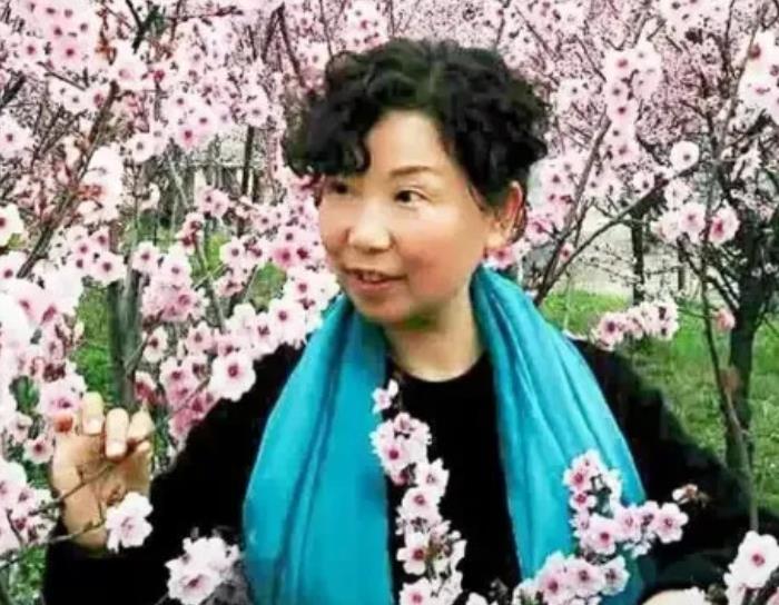 杜新枝认亲前照片曝光,花海拍照气质好,为何认亲后形象一落千丈