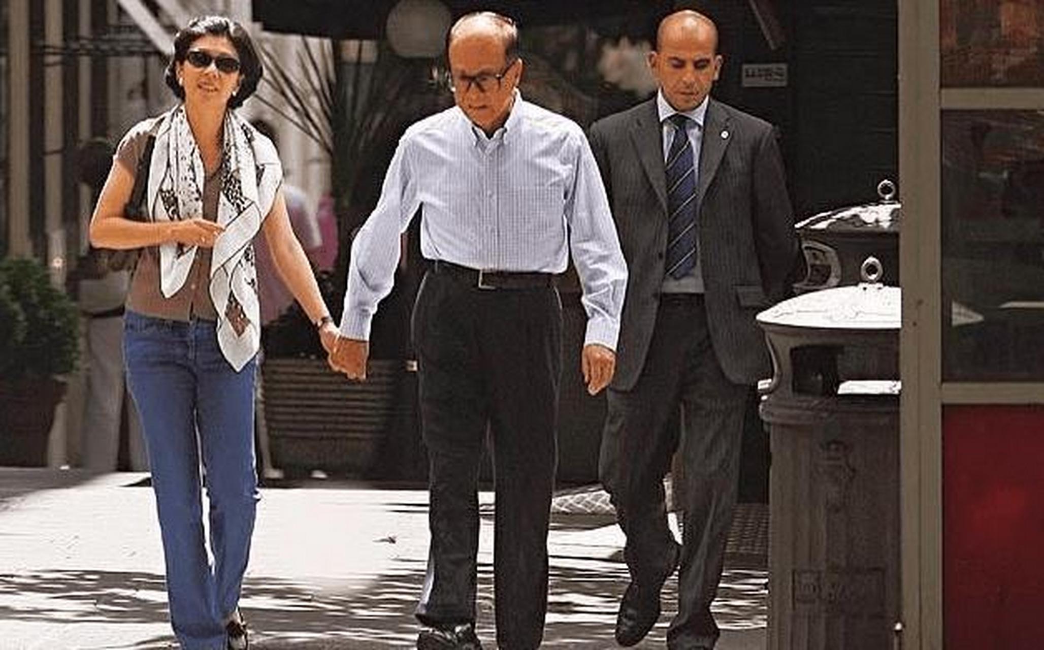 95岁的李嘉诚,与他的小女友周凯旋紧密相伴,两人的黄昏之恋充满甜蜜.