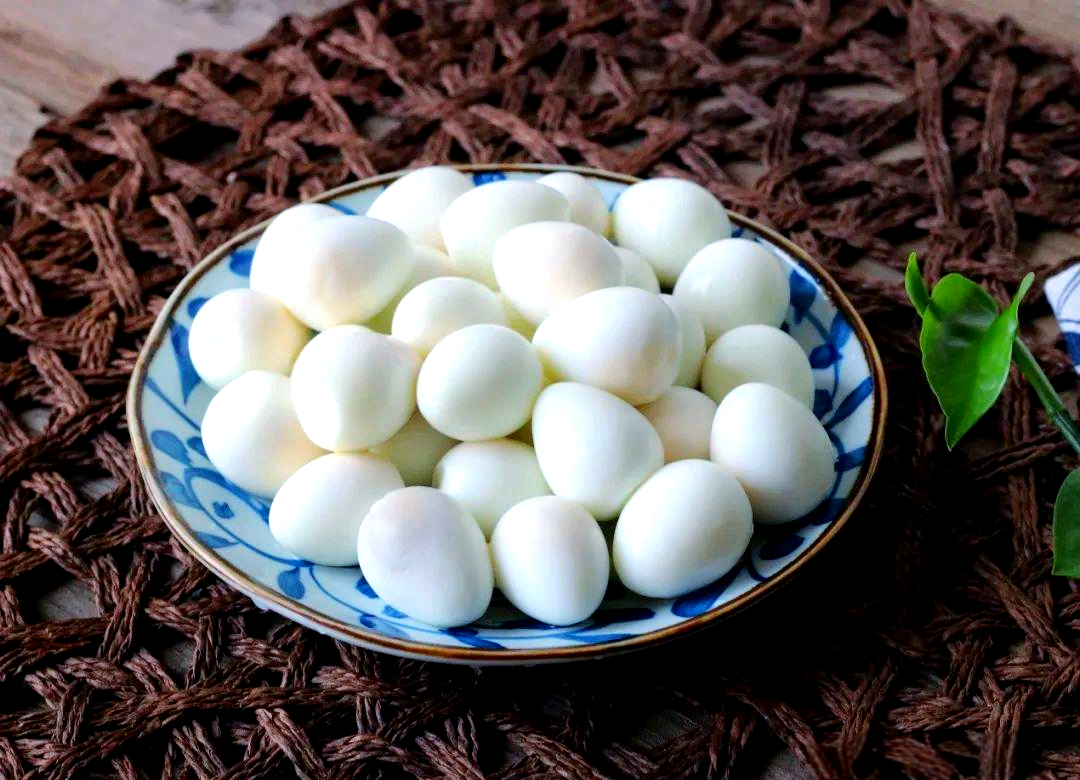 鹌鹑蛋剥壳技巧大揭秘:光滑不破,3秒钟一个,实用又方便