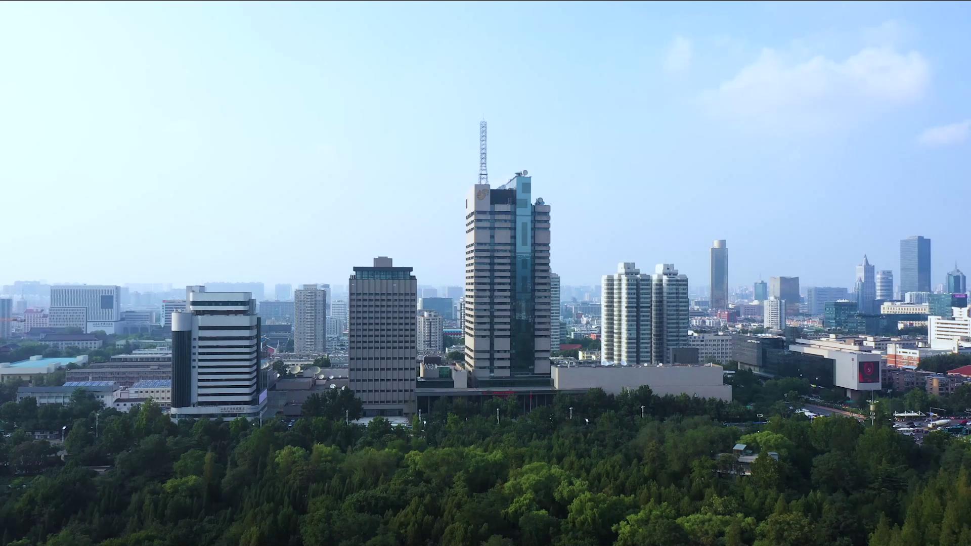 山东广播电视台开展纪念"五四运动"104周年升国旗,唱国歌暨环保志愿