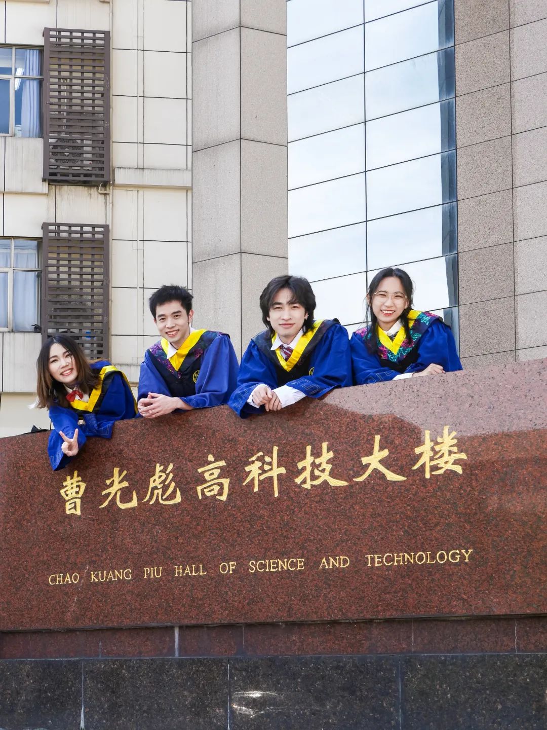 巨型校旗亮相!每人一张合影!这是毕业生专属的浙大排面!