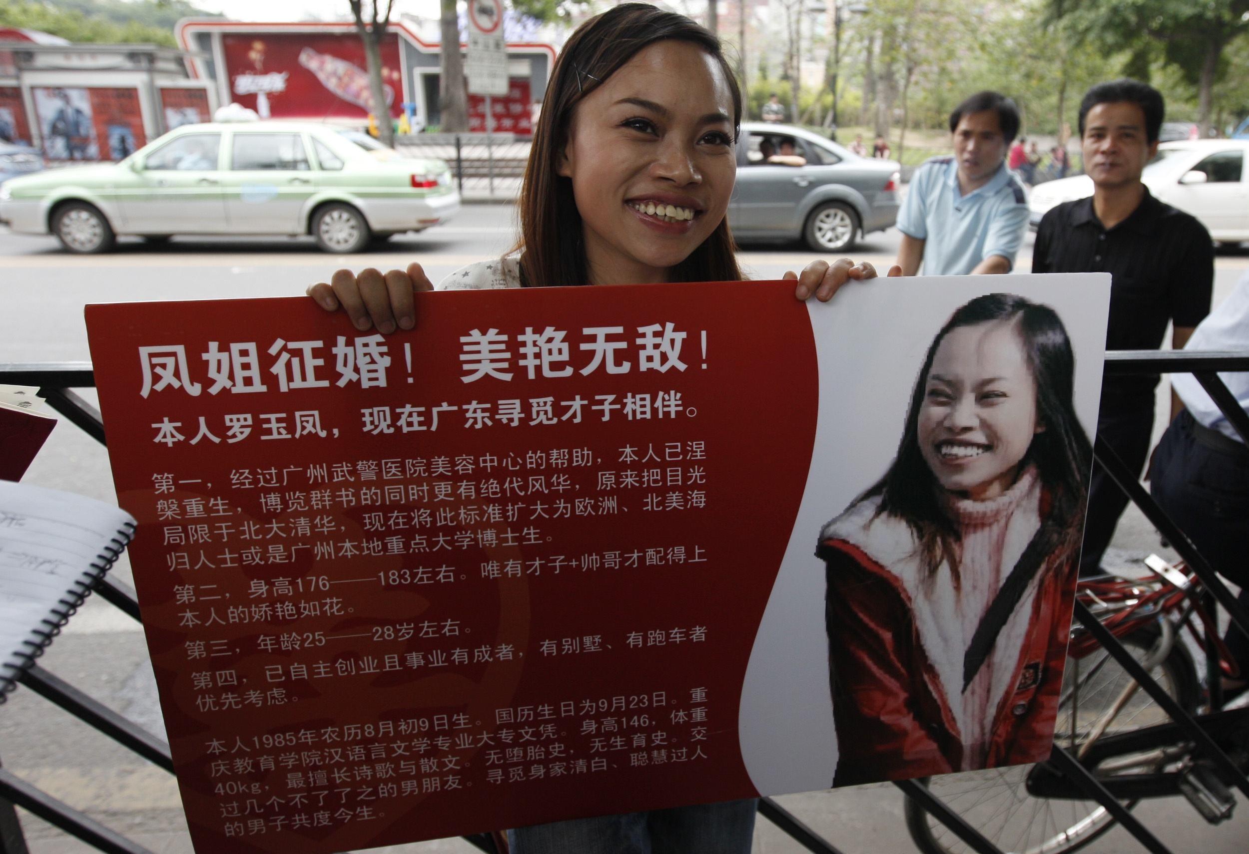 罗玉凤:赴美十余年,至今单身,靠美甲维持生计,曾感慨难逃命运