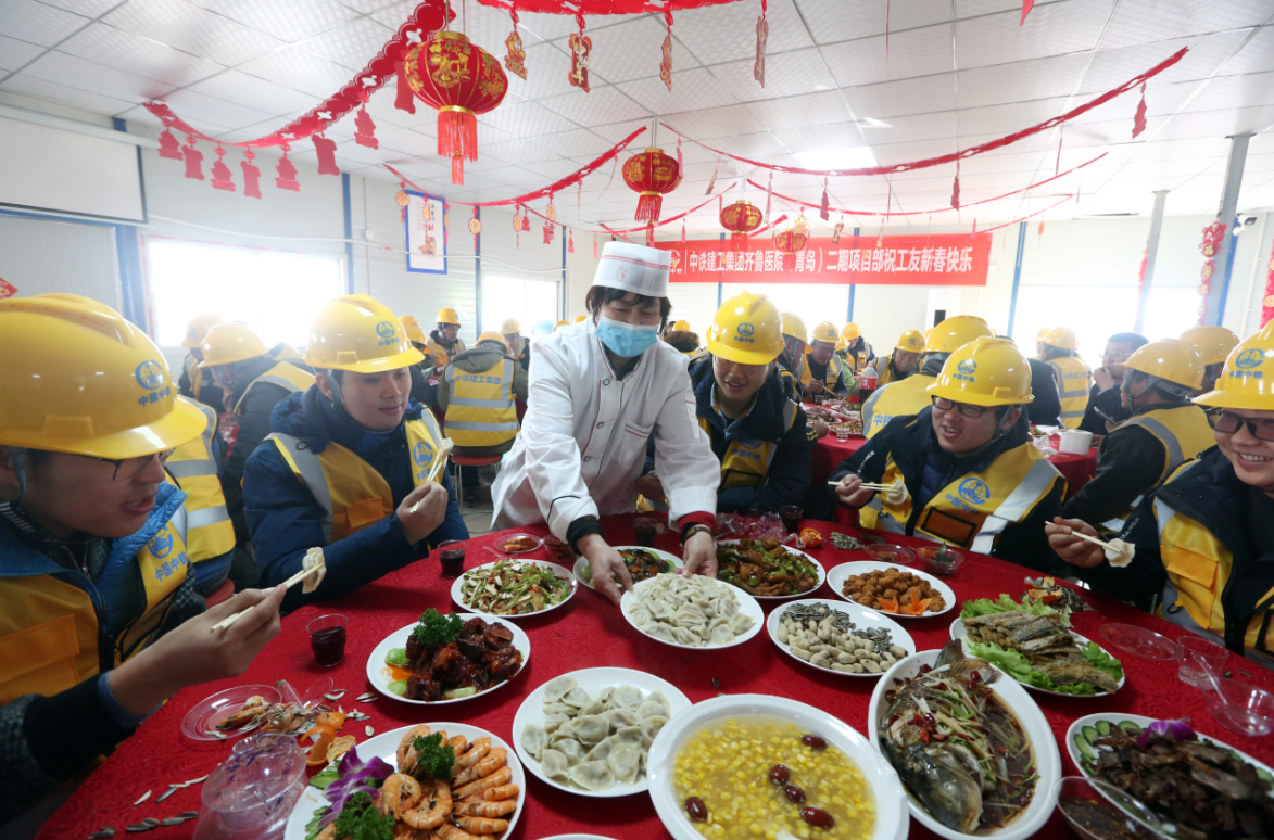 工地上摆起团圆饭,暖心 留外来务工人员在青过年