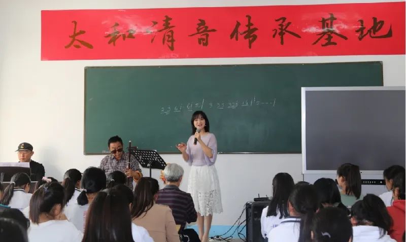 于飞作为一名文艺工作者,假期几乎是在一场场演出中渡过,早出晚归也是
