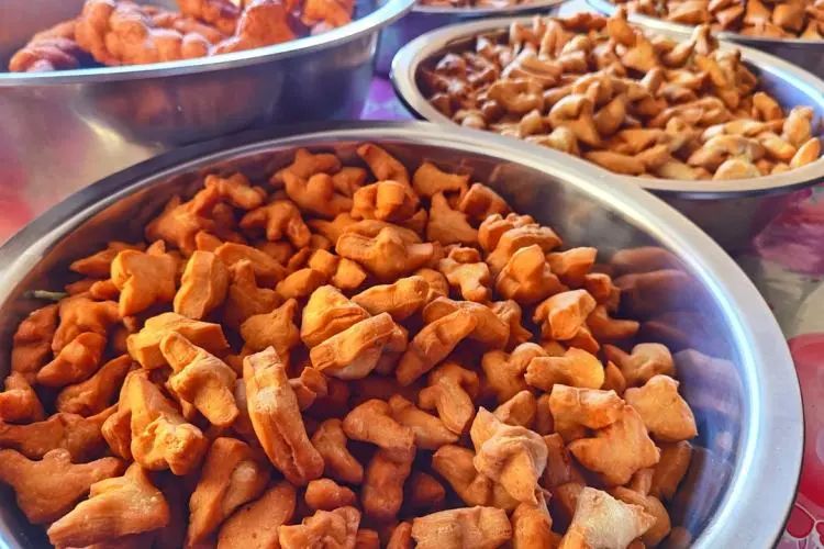 奋发新春走基层寻年味觅乡愁之油炸面果