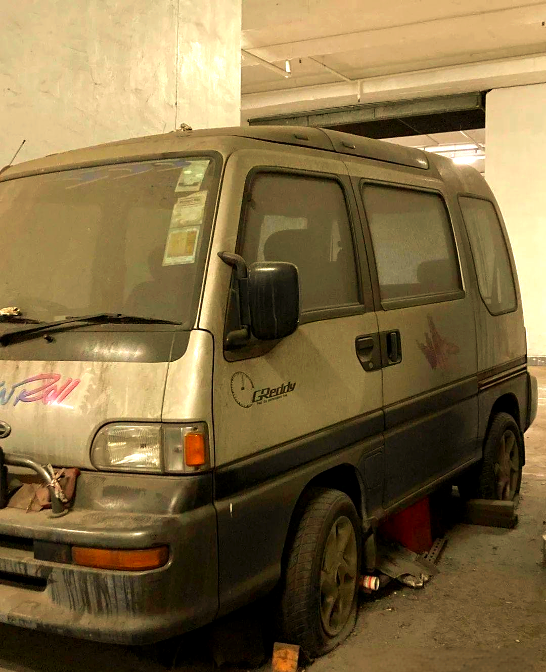 香港车库惊现布满灰尘的面包车,车标独特尾标为斯巴鲁