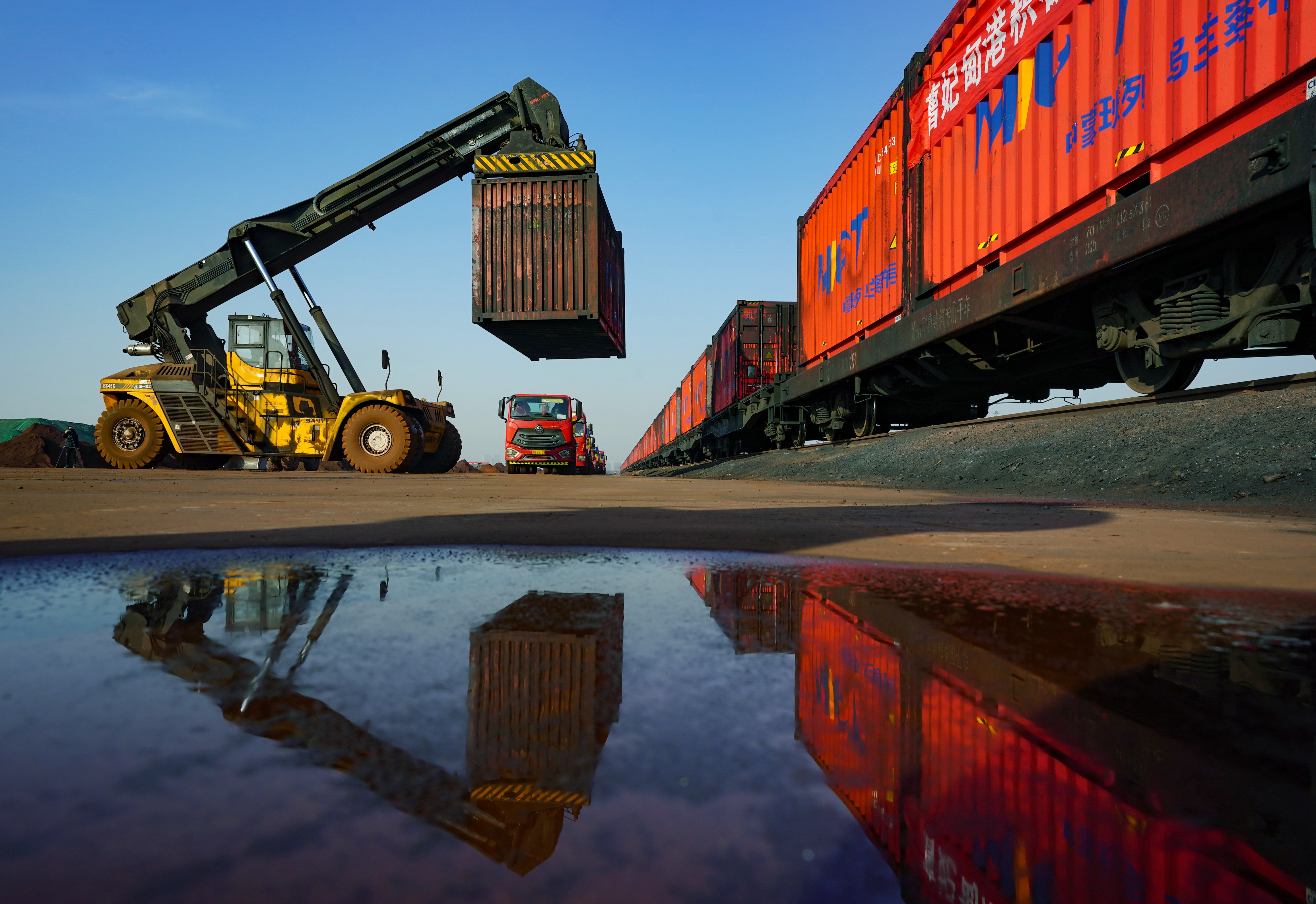 中蒙煤炭集装箱国际班列抵达河北曹妃甸