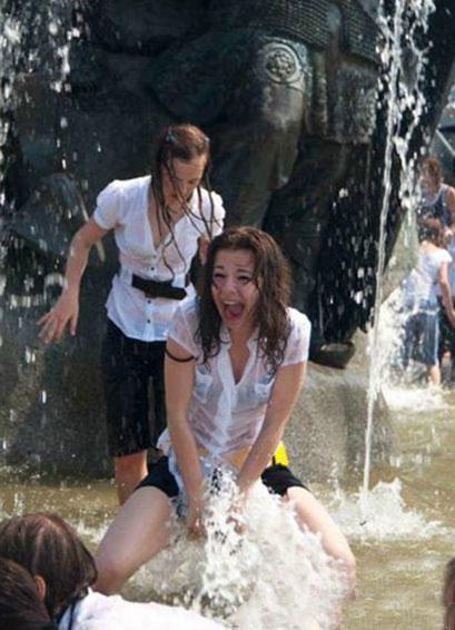 姑娘的玩心可真大,都忘记今天的穿着了,转眼就被人拍到成网红了