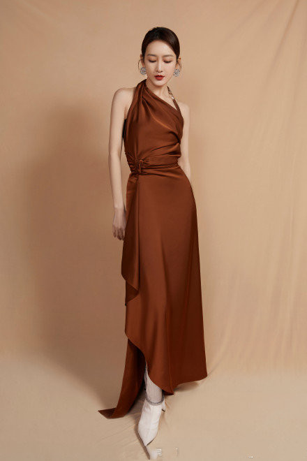 真敢穿!王鸥"床单"礼服身段窈窕,高盘发造型优雅高贵