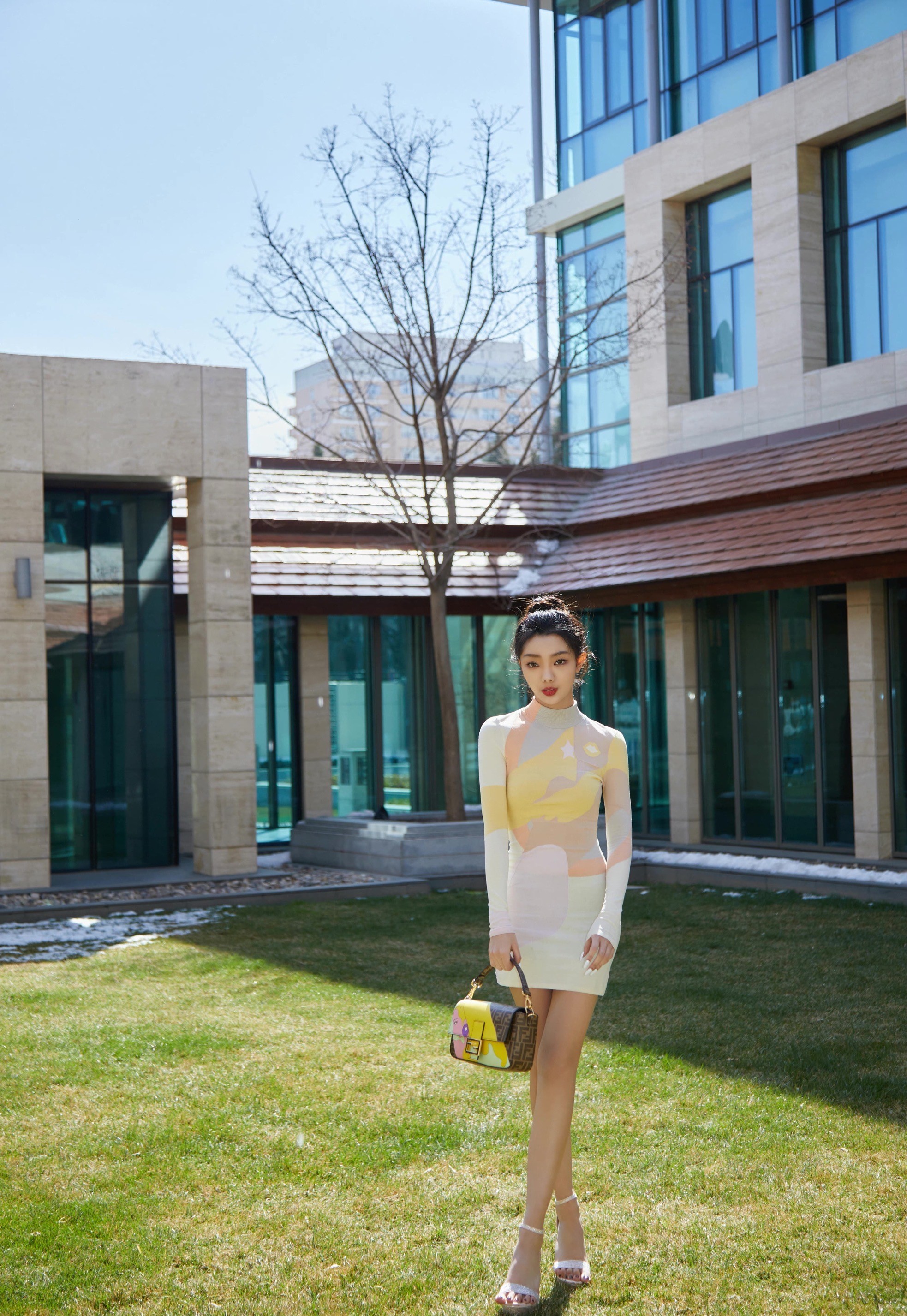 单飞后的李紫婷变化真大,紧身裙打扮走熟女风,曲线身材让人羡慕