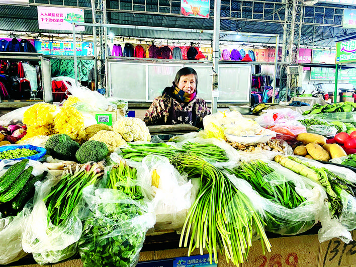 农贸市场菜贩:早上5点就开始忙碌