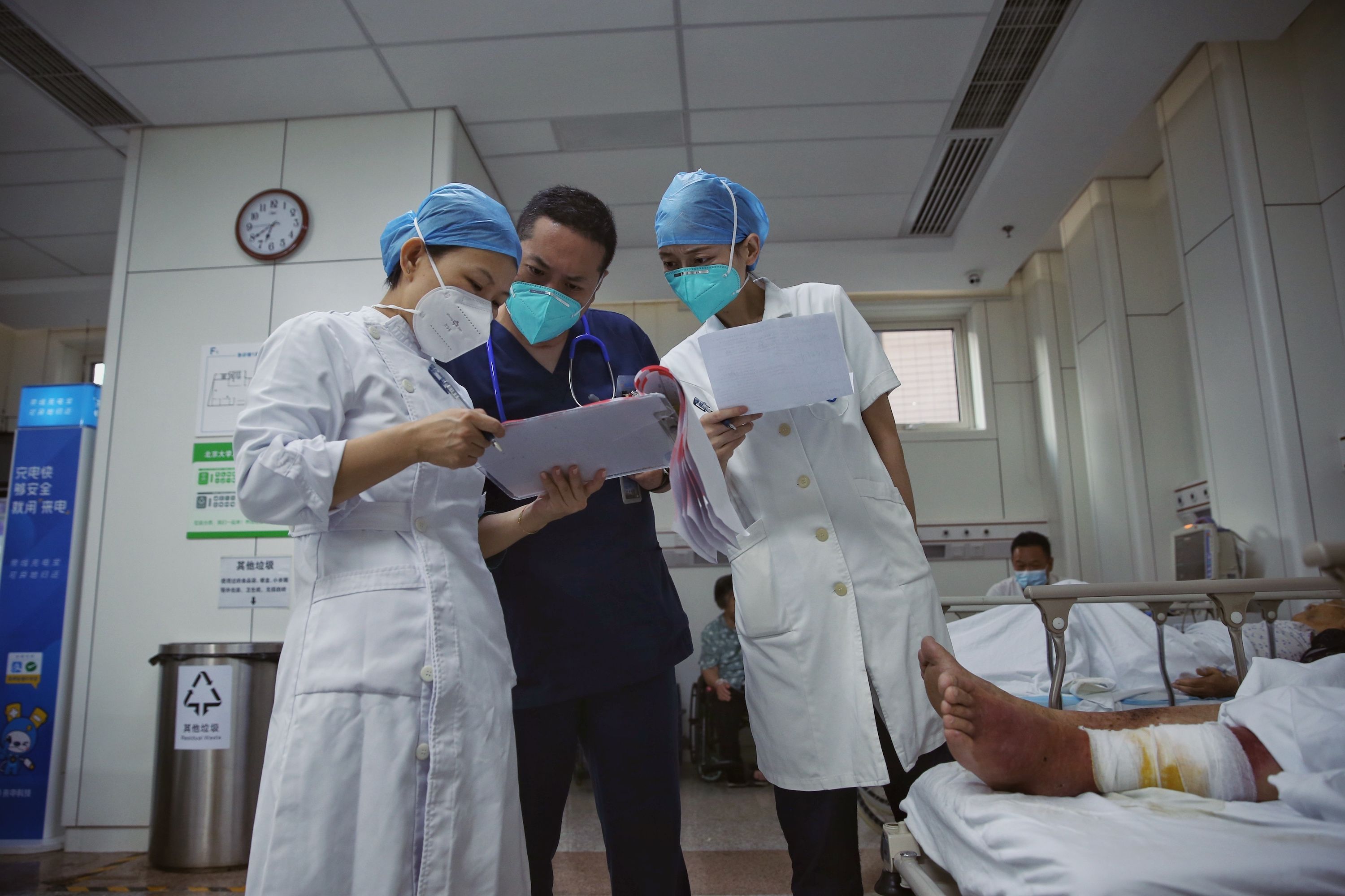 急诊夜班医生的执念:亲手把患者从死亡边缘拉回现实世界