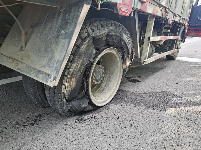 货车轮胎爆了咋办 货车轮胎爆胎怎么办