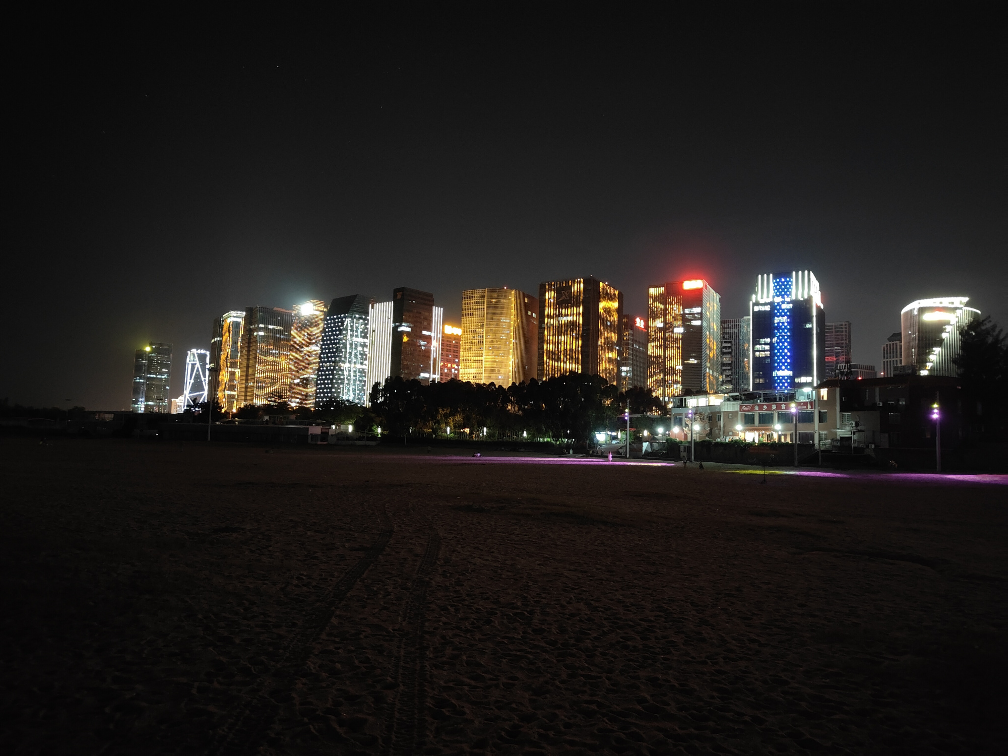 夜幕下的厦门海边,宁静惬意