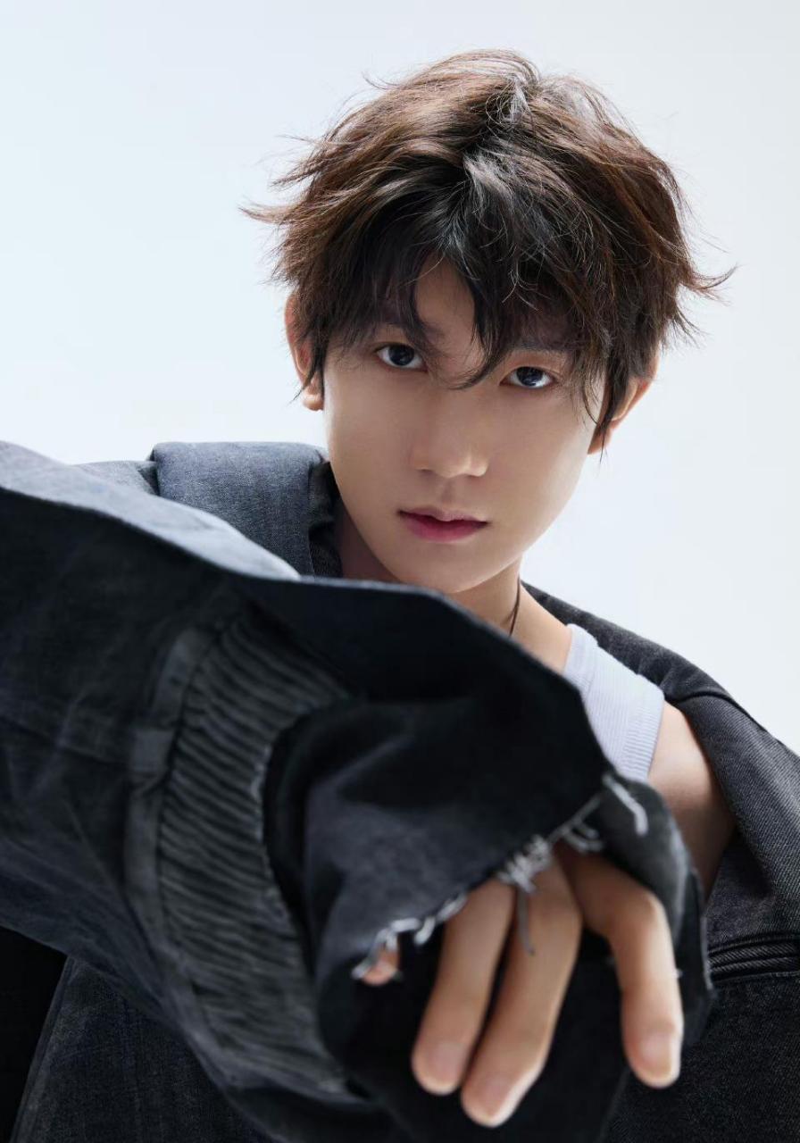 王源这张站姐拍照真的封神了吧[思考],实际看网友的生图确实没有这么