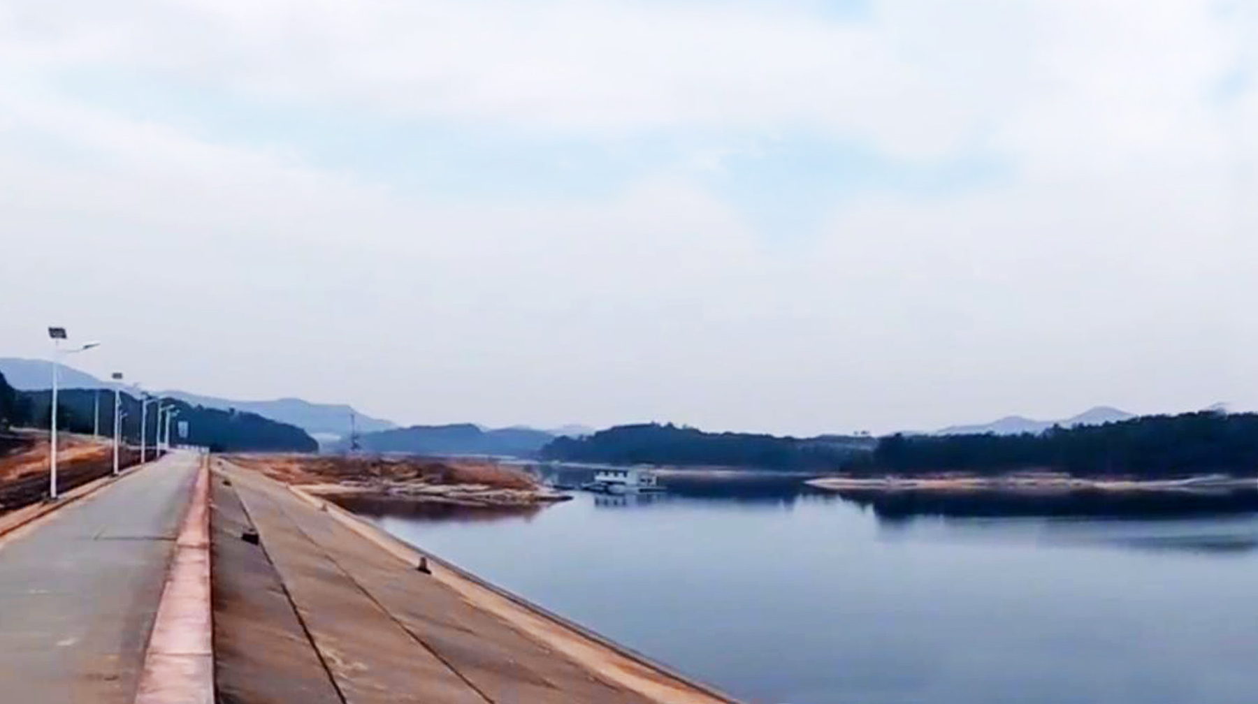 在武汉黄陂区随拍一座水库,机动车直上堤坝,登高望远好风景