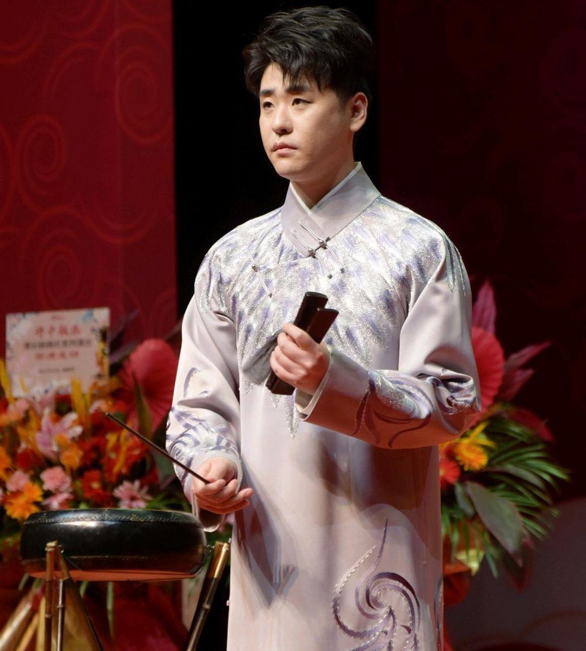 大褂,德云大师兄实至名归,和郭德纲同台毫不逊色 张云雷作为德云社的"