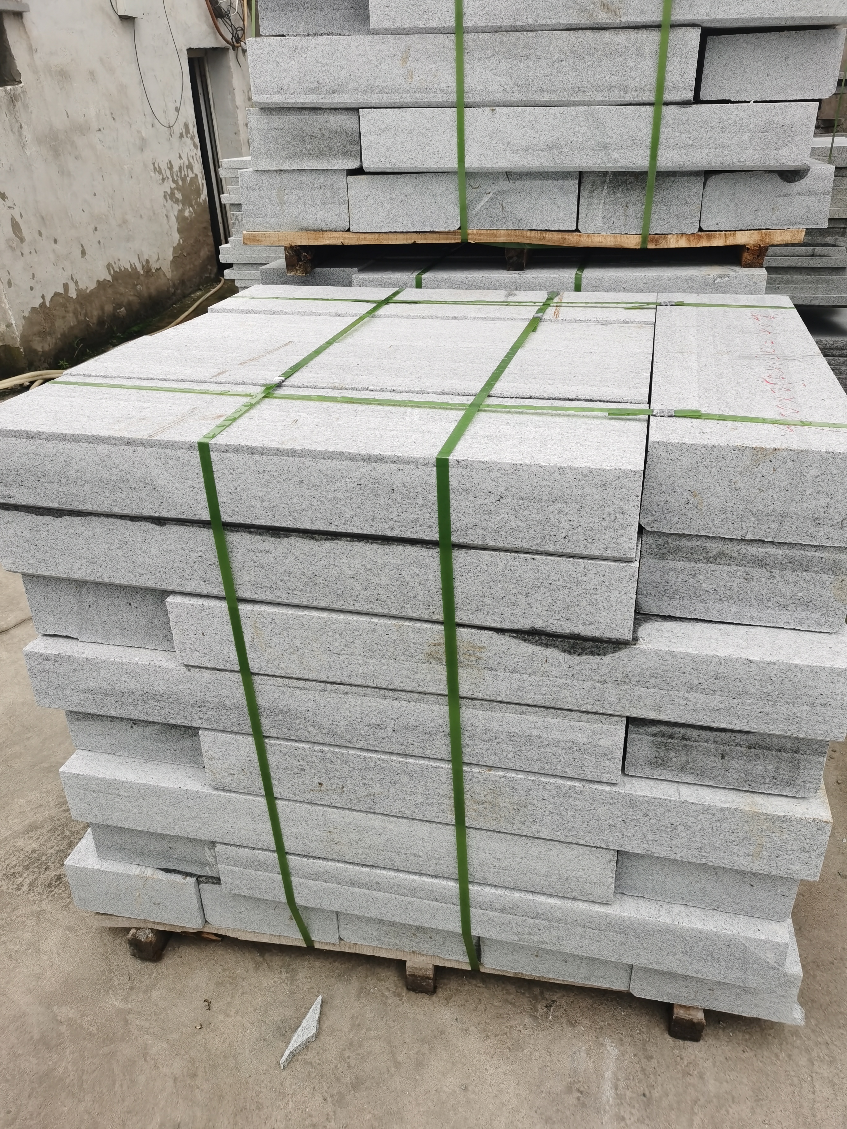 芝麻白花岗岩路沿石批量出货