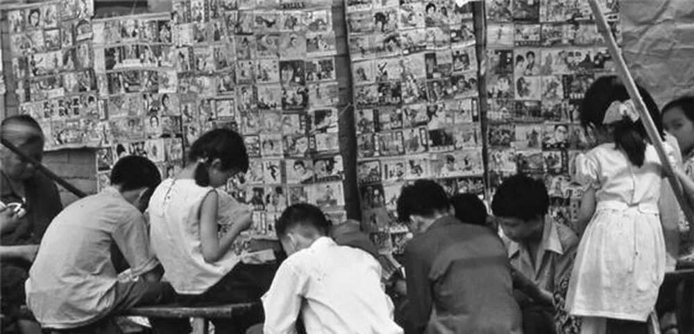 80年代怀旧老照片:北京市民躺地上练气功,小朋友玩老鹰捉小鸡