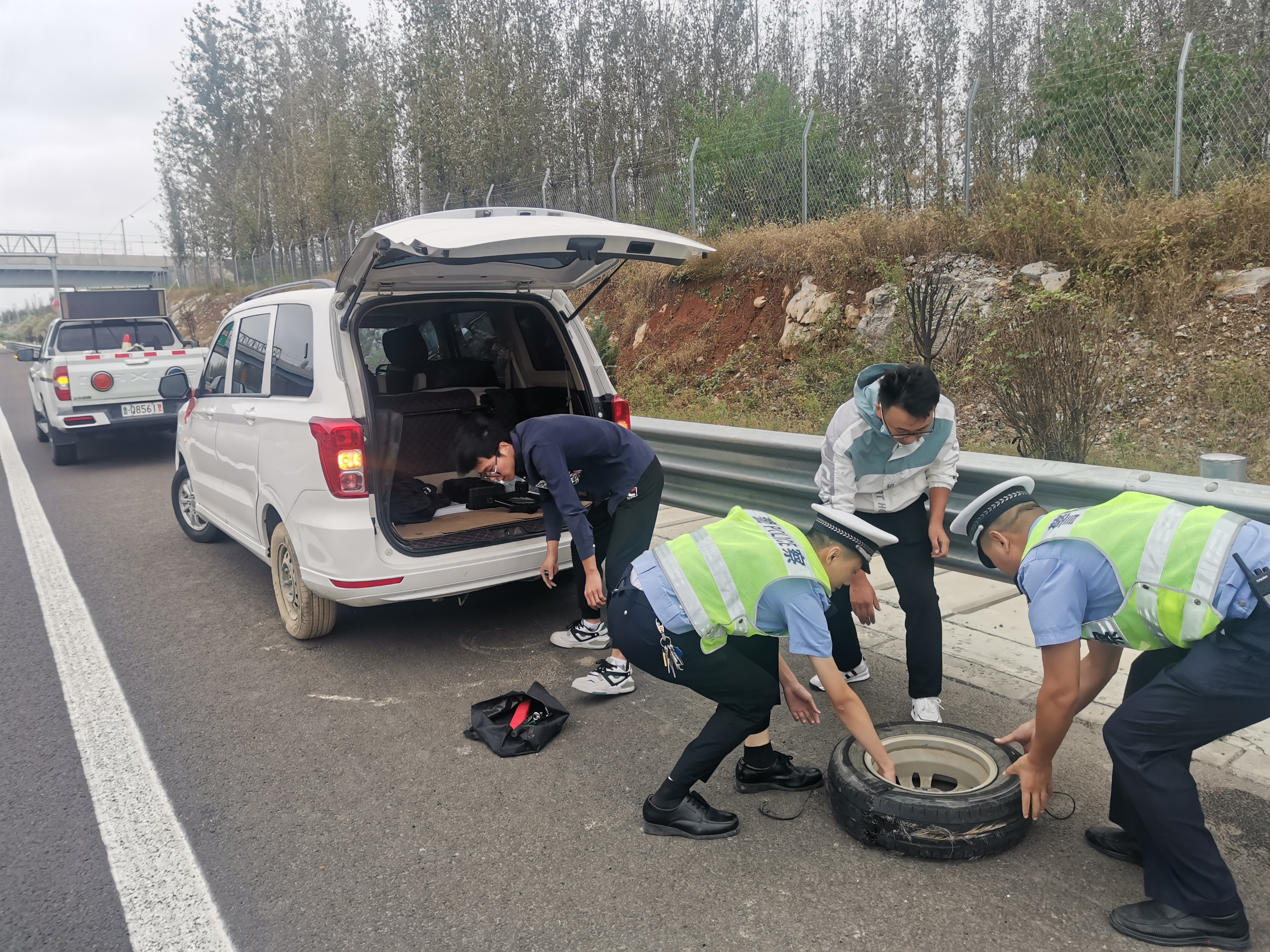 高速民警化身"轮胎侠"帮助群众换轮胎