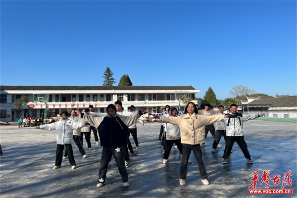永顺县石堤镇羊峰九年制学校举行大课间集体舞比赛