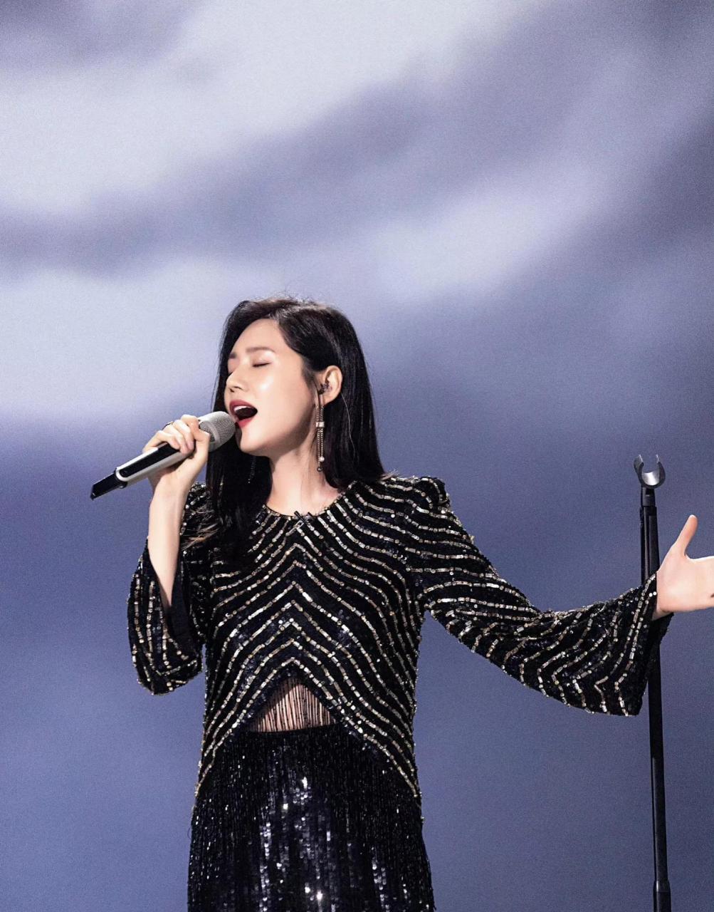 果然,这一季的"乘风破浪"主打的还是情怀啊!