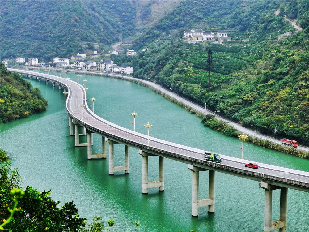 荆襄古道旅游公路图片
