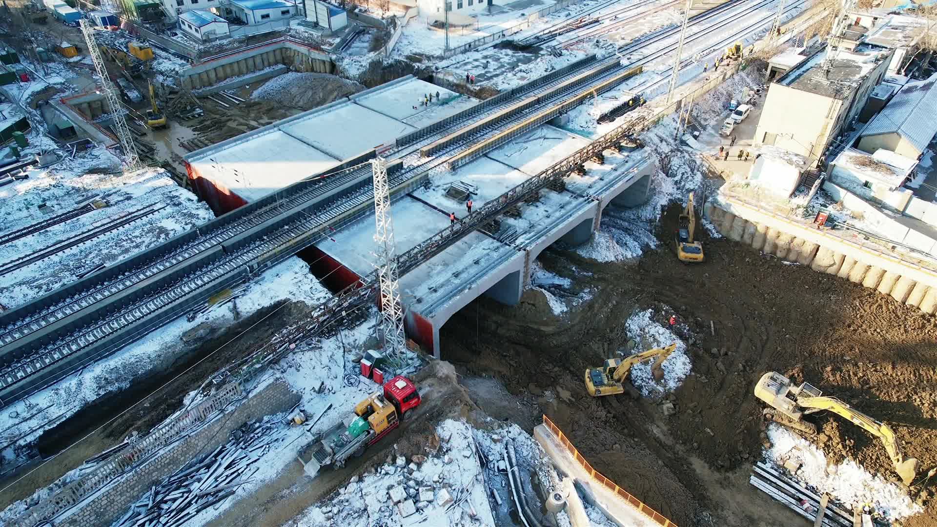 邹平铁路专用线下穿胶济线最大框构桥顶进竣工
