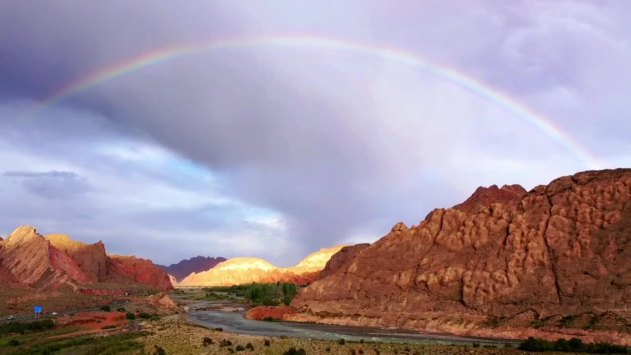 当丹霞地貌遇上双彩虹新疆天山大峡谷现巨型双彩虹