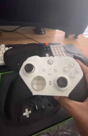 白色款微软 xbox 精英手柄二代开箱曝光,白   黑混搭设计