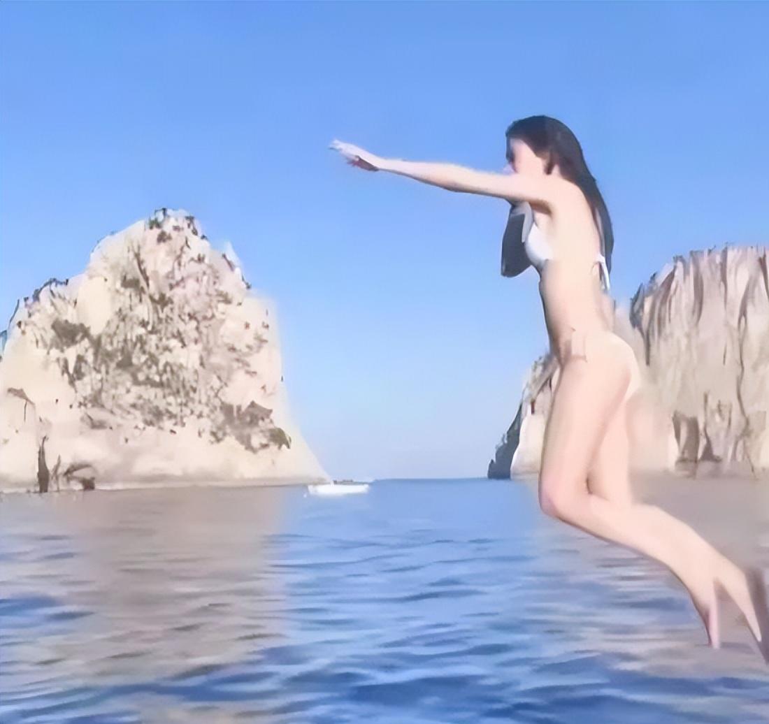 杨颖官宣好消息!和贾世凯意大利度假,穿比基尼跳海火辣性感