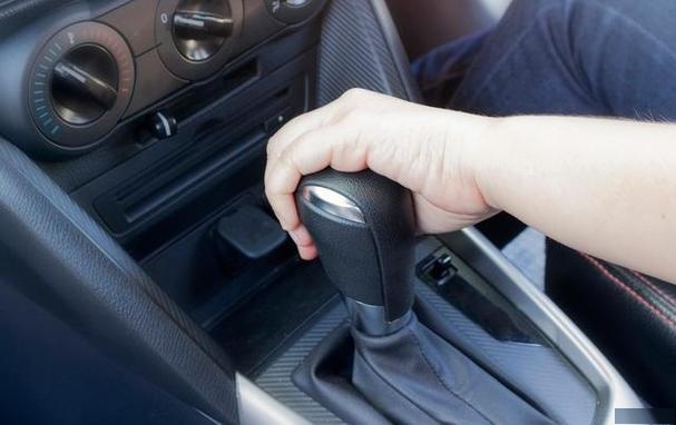 手动挡车子挂挡的时候有顿挫感怎么回事?