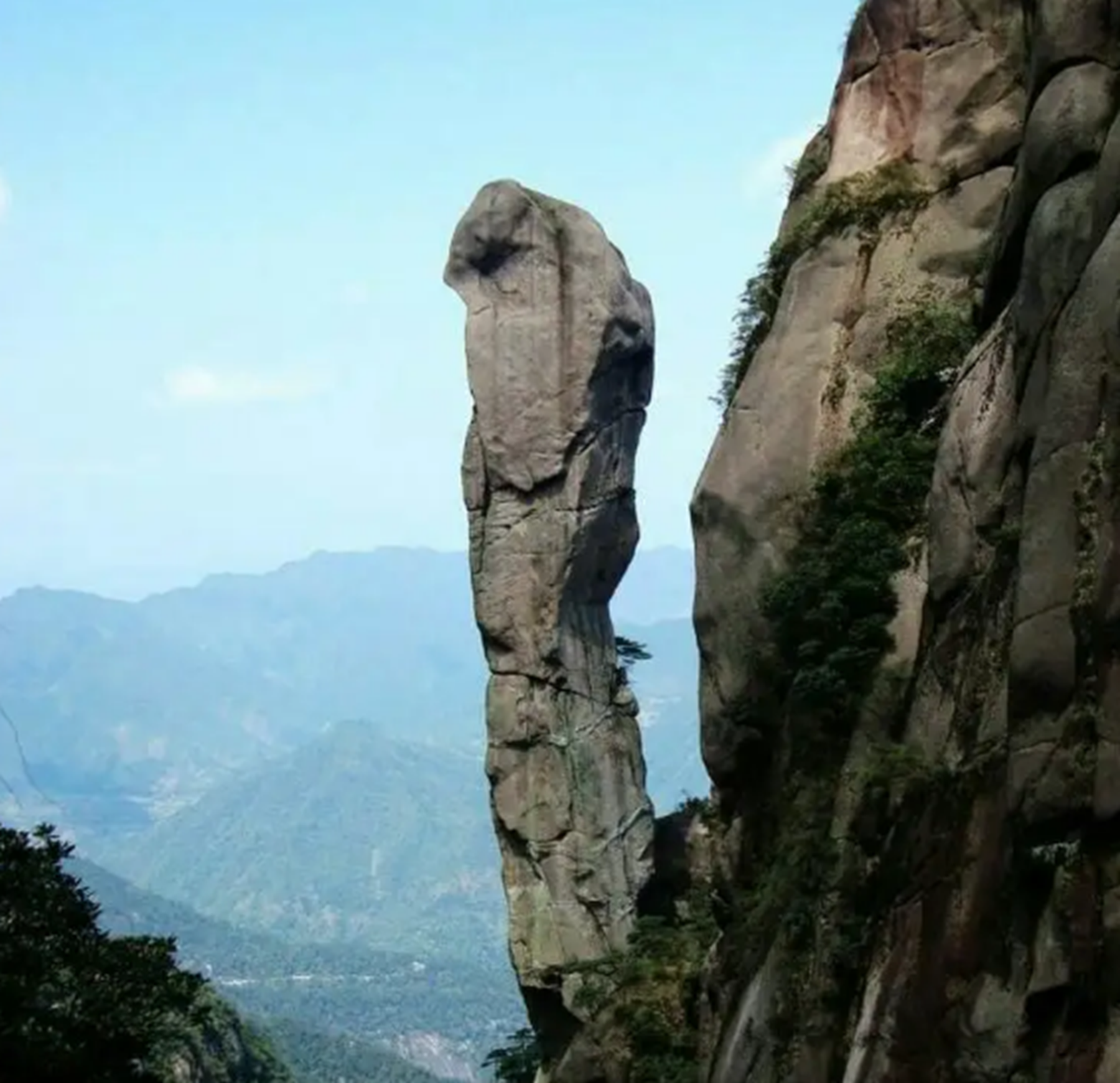 巨蟒峰在哪里,它的海拔是多少米?