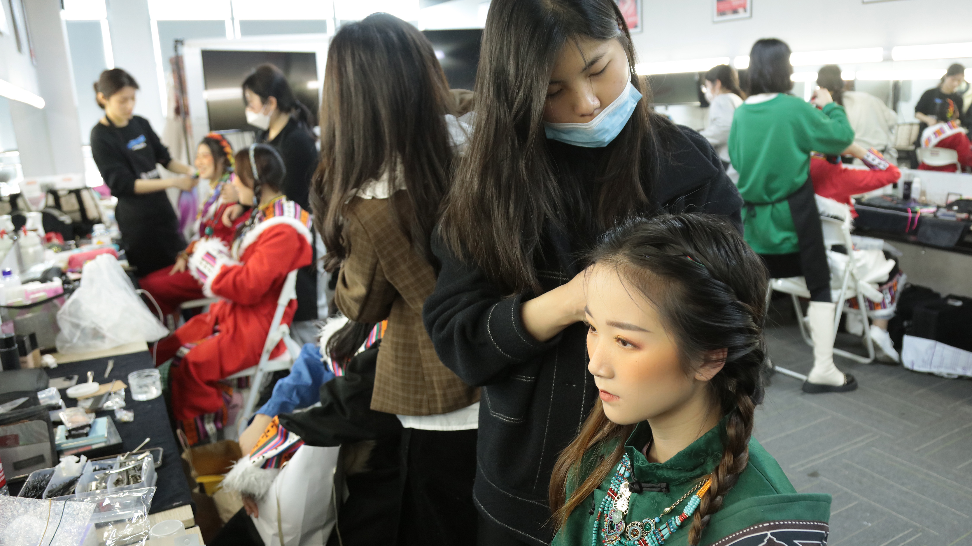 十年化妆师提醒昆明学化妆做化妆师的人!