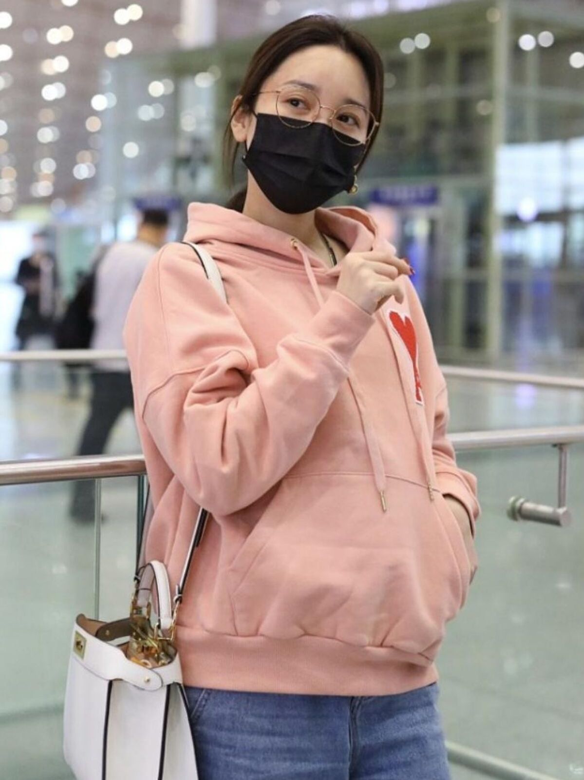 金莎穿粉色卫衣美成"初恋",搭配阔腿牛仔裤,优雅又俏皮