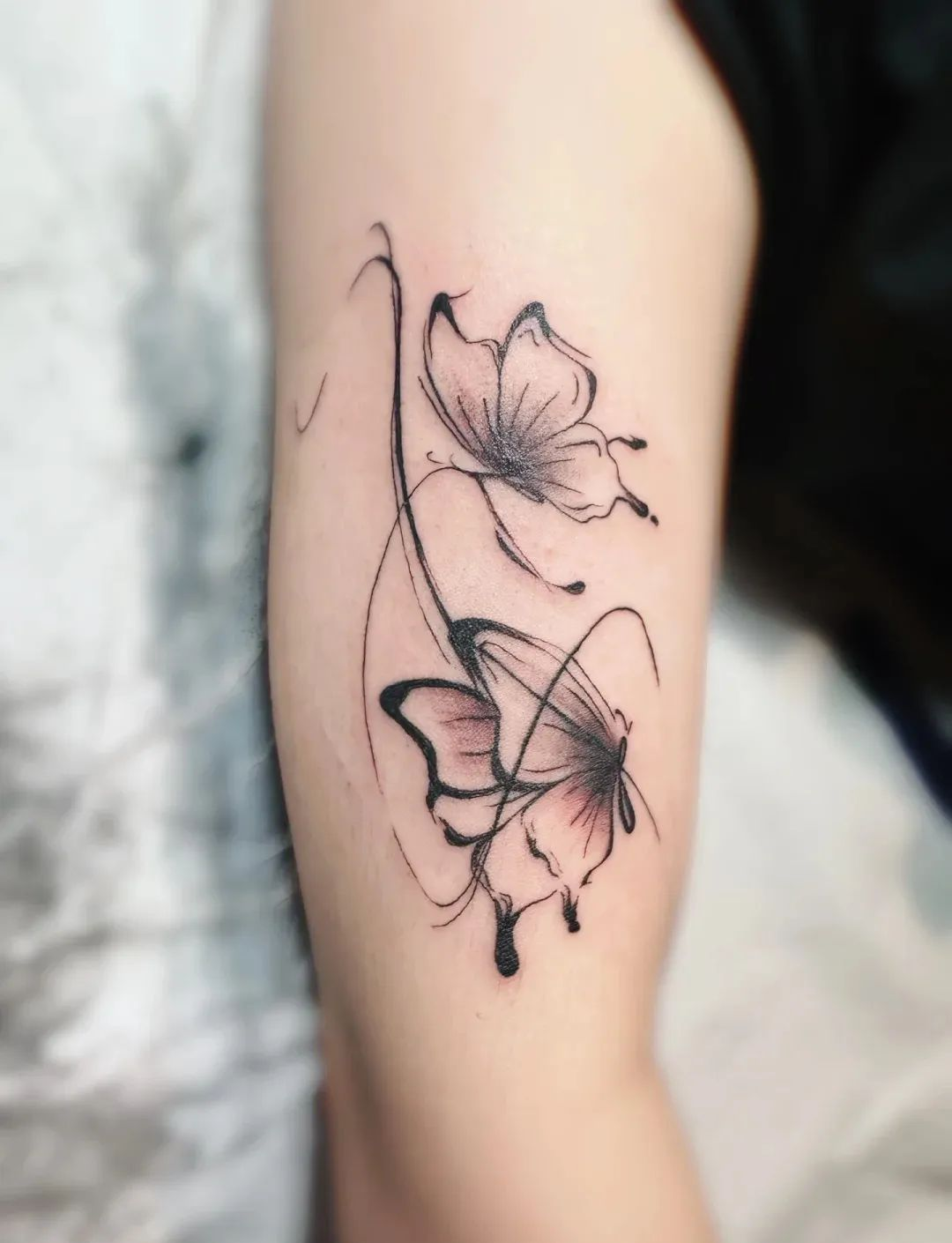 推荐多款适合男生的臂部蝴蝶纹身图案,线条动感,展现优雅与力量!