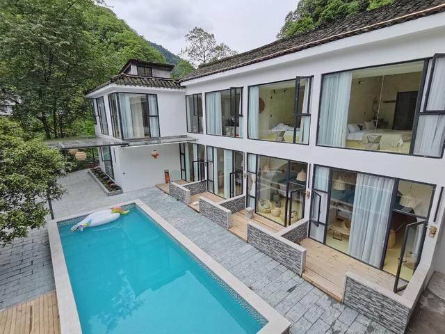 四川青城山温泉民宿,足不出户可尽览绝美青城山景,老板超有气质