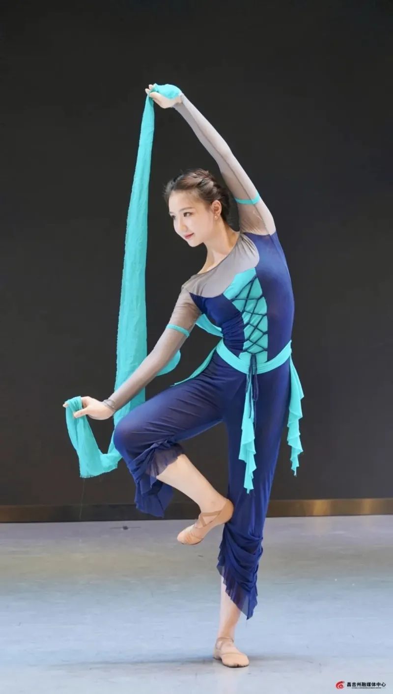 迪丽热巴的舞蹈指导是00后的她