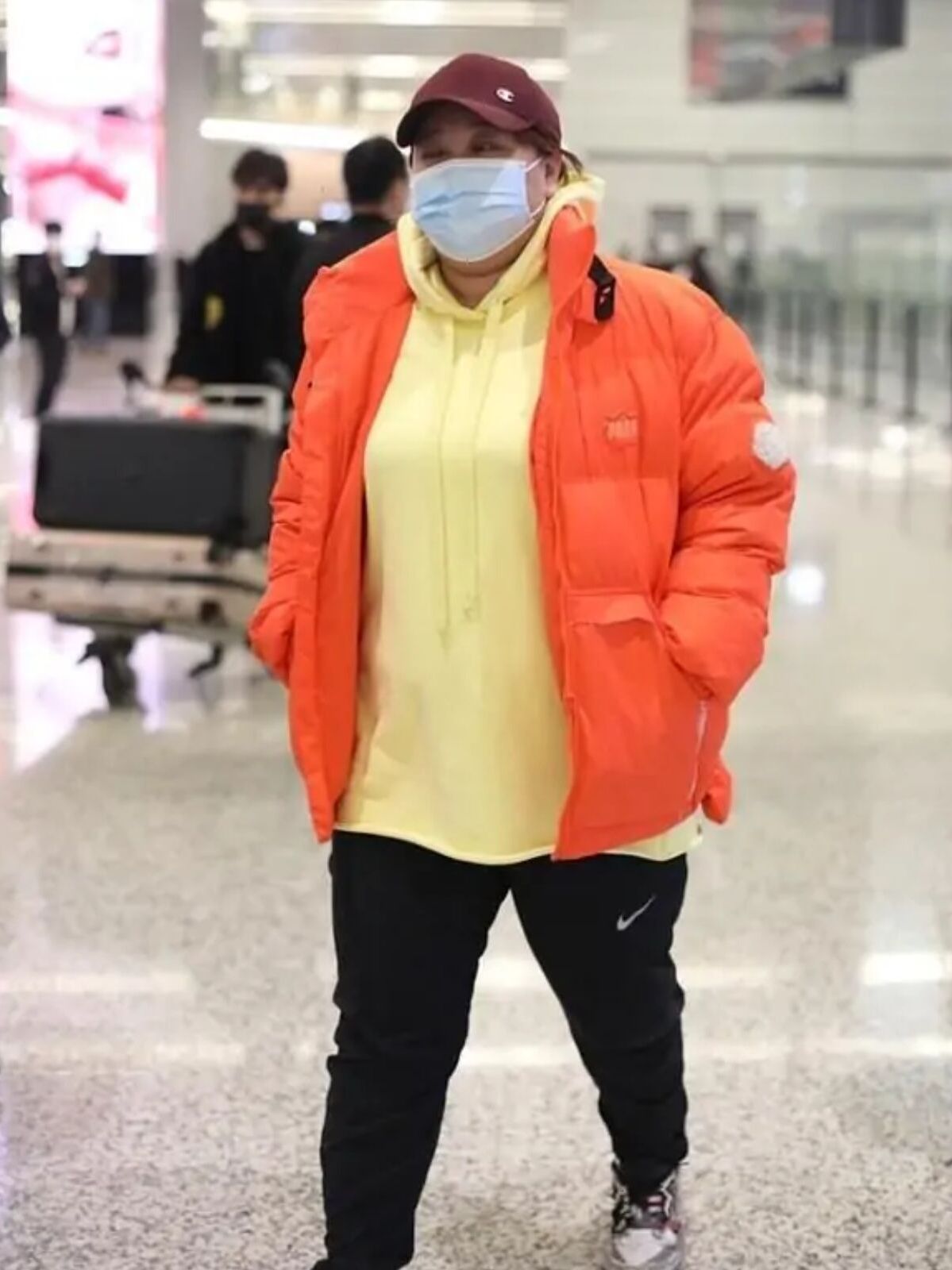 贾玲真有"导演范",穿羽绒服高级又大气,看着还有富态美