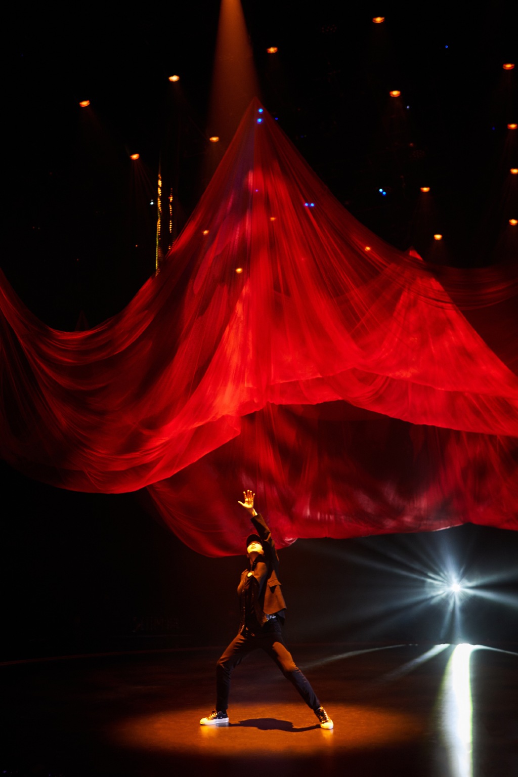 " 身披星光,心向暖阳"摄影师分享张艺兴《夸父逐日》舞台艺术照