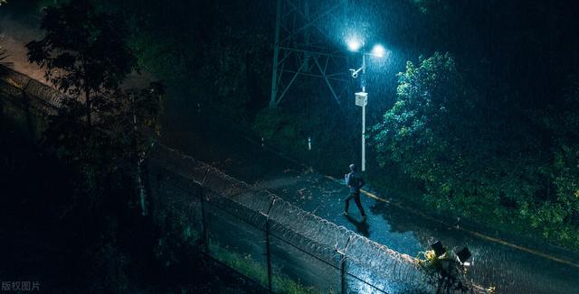 雨下一整夜,他們在雨中前行