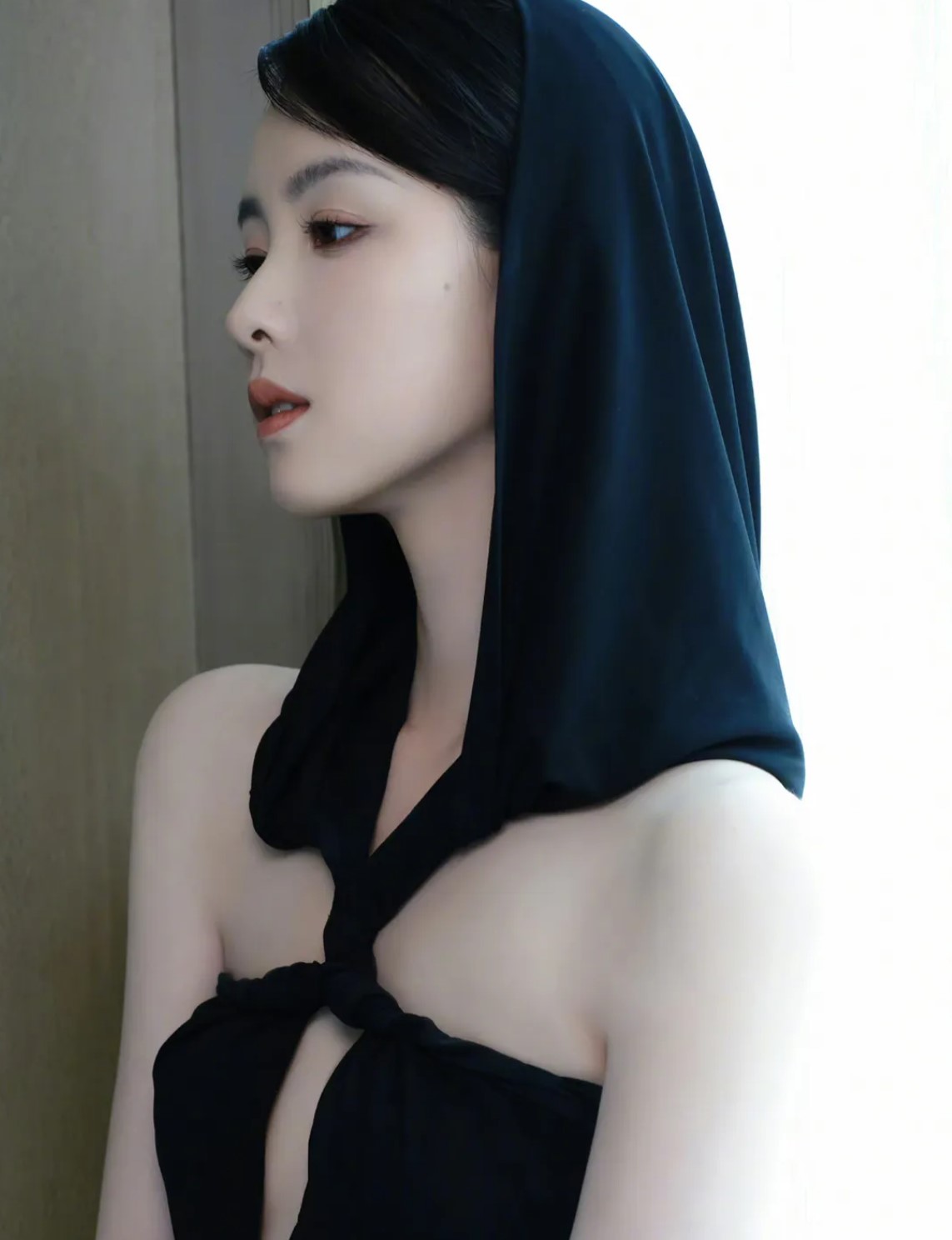 陈都灵露腰黑裙造型好美 设计巧妙将身材尽显无余