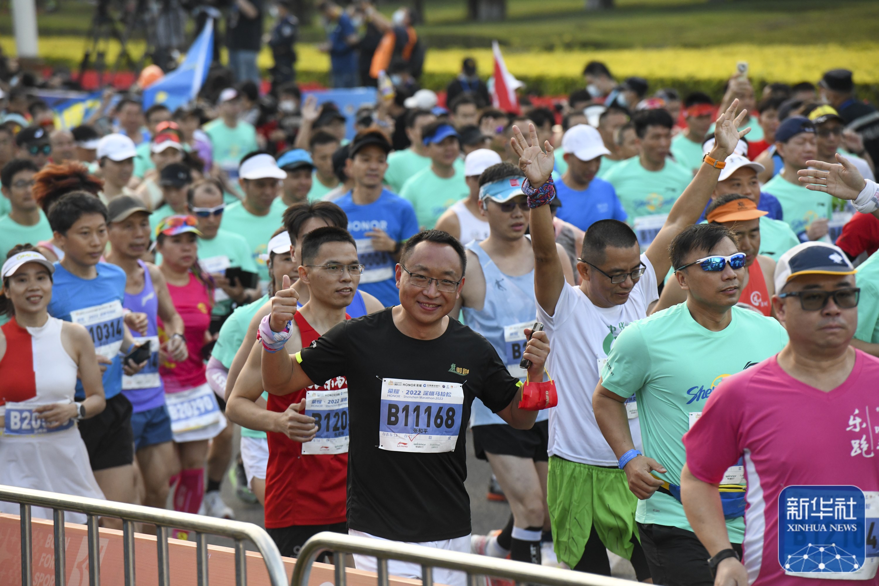 马拉松|中国选手何杰夺得深圳马拉松男子冠军
