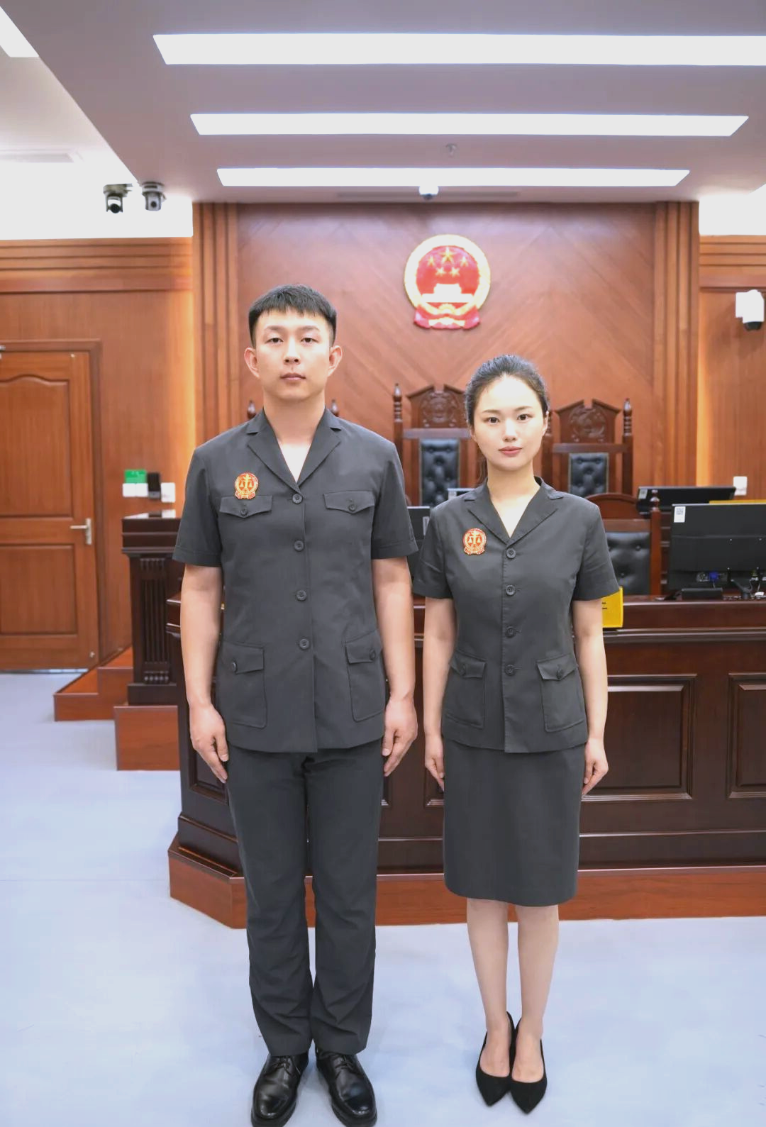 法院着装规范详解:从夏装到法袍的全方位指南