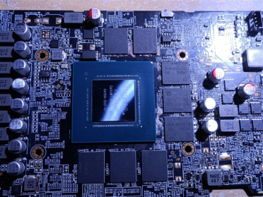 拆下RX 6900 XT显存：硬核玩家将RTX 3070魔改16GB！还加了物理开关
