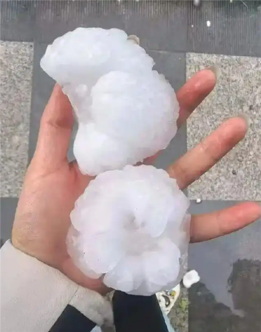 刚提的奔驰遇特大冰雹被砸出上百个凹坑：去地库避险又被撞掉车标